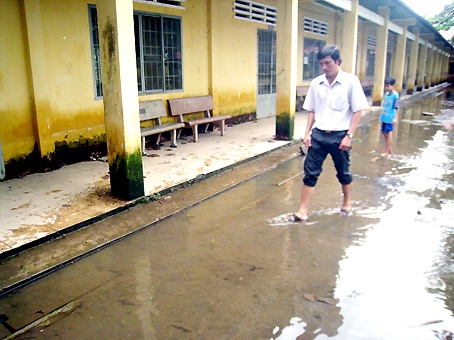 Trường tiểu học Phù Đổng (xã Phú Lâm, huyện Tân Phú) mỗi lần mưa to là nước ngập, thấm vào tường, nền sân đất dễ trơn trượt.