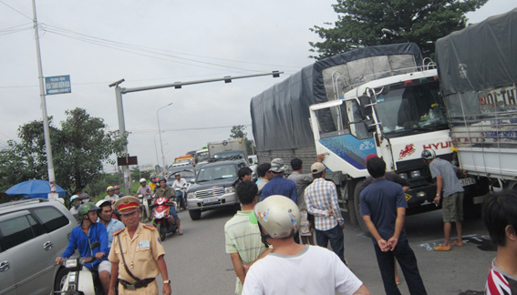 5 ô tô gây tai nạn liên hoàn, giao thông ùn tắc