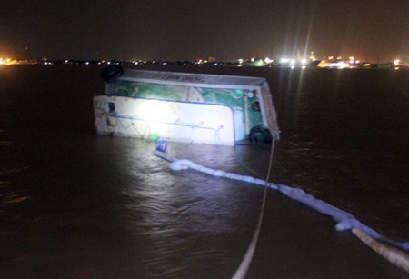 Four sailors on a barge that quickly sank after being hit by a cargo boat were rescued from the Dong Nai River.—