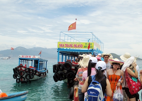 Khách du lịch tại biển Nha Trang.