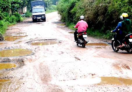 Đường liên xã Long Đức - Lộc An đang xuống cấp vì bị xe quá tải thường xuyên lưu thông. Ảnh: T.Toàn