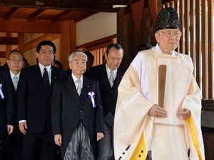 Hai bộ trưởng nội các Nhật Bản thăm đền Yasukuni