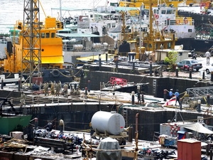 Xưởng sửa chữa đóng tàu hải quân nơi tàu ngầm INS Sindhurakshak bị chìm ở Mumbai. (Nguồn: AFP/TTXVN)