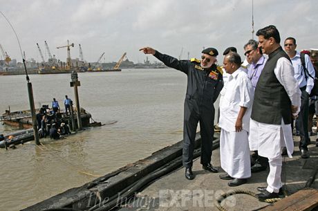 Tư lệnh hải quân Ấn Độ, Đô đốc D K Joshi (trái), và Bộ trưởng quốc phòng A K Antony (giữa) thị sát hiện trường vụ tai nạn ngày 15-8.