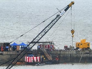 Hải quân Ấn Độ Trục vớt tàu ngầm INS Sindhurakshak sau vụ tai nạn. (Nguồn: AFP/TTXVN)