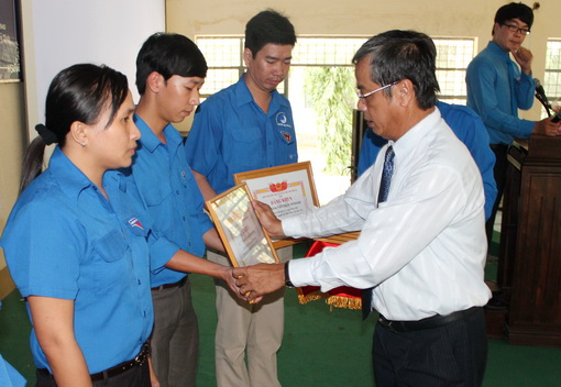 đồng chí Vy Văn Vũ, Uỷ viên ban TVTU, Chủ tịch Ủy ban MTTQ tỉnh trao bằng khen cho các tập thể có thành tích xuất sắc trong chiến dịch thanh niên tình nguyện hè tỉnh Đồng Nai năm 2013.
