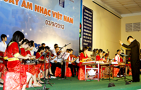 Một tiết mục biểu diễn tham gia Ngày âm nhạc Việt Nam tại Đồng Nai lần thứ I - 2012.
