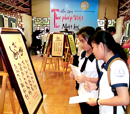 Học sinh tham quan triển lãm  thư pháp thơ “Nhật ký trong tù của Chủ tịch Hồ Chí Minh”. Ảnh: T.Thúy