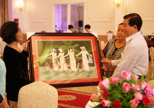 Các đồng chí nguyên là cựu bộ Đoàn tỉnh Đồng Nai tặng quà lưu niệm cho đồng chí Nguyễn Minh Triết.