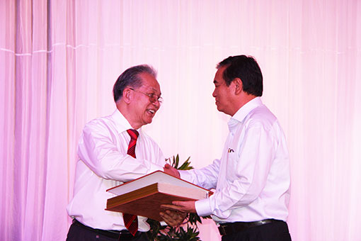 Bí thư Tỉnh ủy Trần Đình Thành trao quà lưu niệm cho đoàn Cựu cán bộ Khu đoàn miền Đông Nam bộ