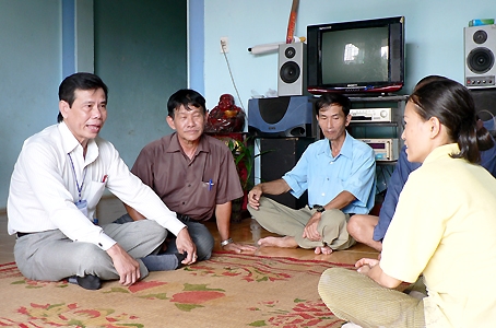 Ông Lê Chí Phương (bìa trái) cùng cán bộ xã đến thăm gia đình anh Trịnh Duy Lĩnh, một hộ nghèo ở xã Lộc An. Ảnh: V. Truyên