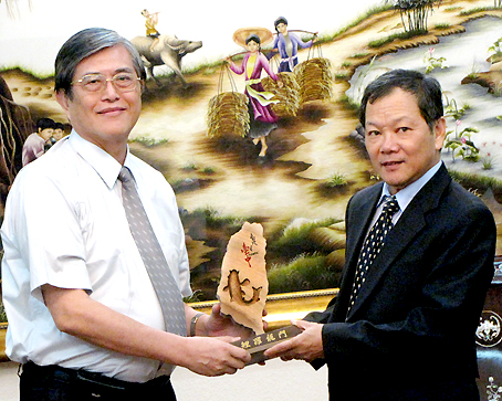 Phó chủ tịch HĐQT Công ty CP hữu hạn Vedan Đài Loan tặng quà lưu niệm cho Phó chủ tịch UBND tỉnh Trần Minh Phúc.