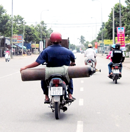 Trong ảnh là người điều khiển xe gắn máy chở bình gas lớn lưu thông trên đường Võ Thị Sáu, phường Quyết Thắng (TP.Biên Hòa). 