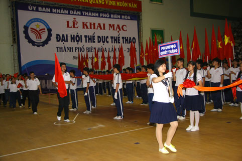 Phần diễu hành của đoàn phường Quyết Thắng tại lễ khai mạc