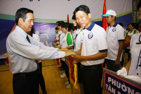 Ban tổ chức tặng cờ lưu niệm cho các đoàn tham dự