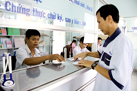 Cán bộ bộ phận hành chính “một cửa” xã Hố Nai 3 tiếp dân.