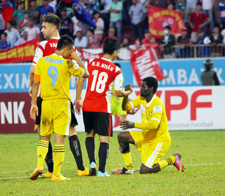  Các cầu thủ Đồng Nai (áo sậm) chia sẻ và động viên đội SLNA sau trận đấu. Ảnh: HUY ANH