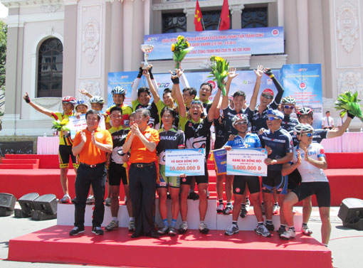 Đội Dinamo Đồng Nai giành hạng nhất đồng đội nhóm 20-40 tuổi