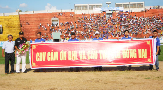 HLV Trần Bình Sự và các học trò được CĐV Đồng Nai gửi lời cám ơn.