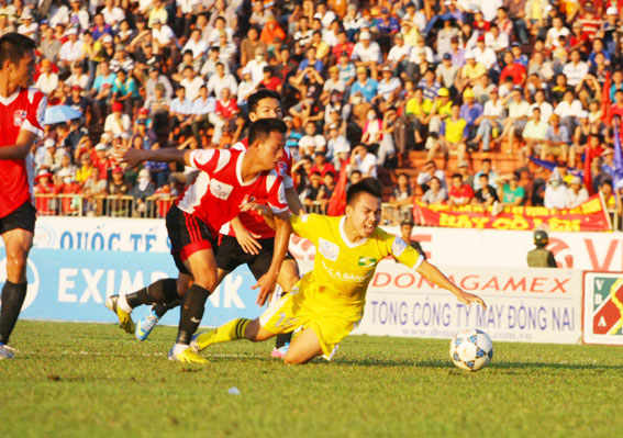 Đồng Nai (áo đỏ) vượt qua SLNA 2-1 ở trận cuối cùng để cán đích ở vị trí thứ 7 chung cuộc.