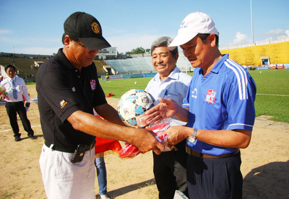 HLV Trần Bình Sự tặng quà lại cho Hội CĐV Đồng Nai