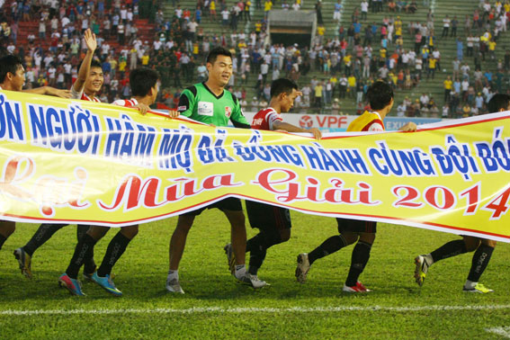 Các cầu thủ Đồng Nai ăn mừng chiến công trụ hạng.