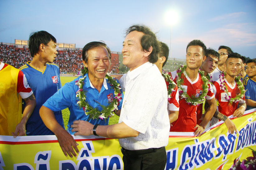 Ban huấn luyện, cầu thủ Đồng Nai được lãnh đạo tặng hoa chúc mừng.