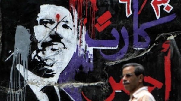 Tranh cổ động của phong trào MB và Tổng thống bị phế truất Mohammed Morsi tại Cairo. Ảnh: Reuters.