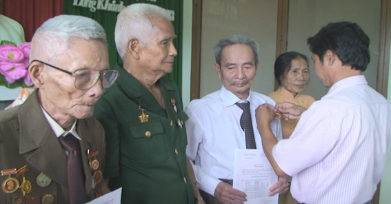 Các đồng chí cán bộ cách mạng lão thành được gắn Huy hiệu