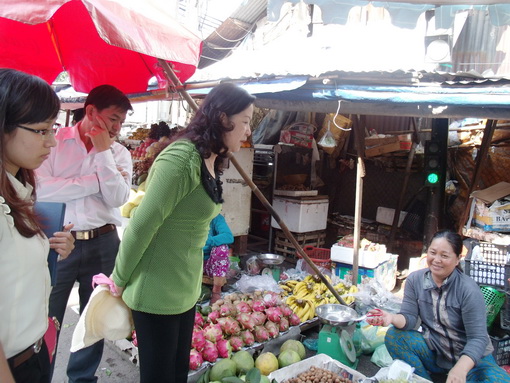 Đoàn giám sát HĐND tỉnh khảo sát tại chợ tự phát Thánh Tâm (phường Tân Hòa). Trong ảnh: Tiểu thương chợ tự phát lấn chiếm cả khu vực cột đèn tín hiệu giao thông để buôn bán