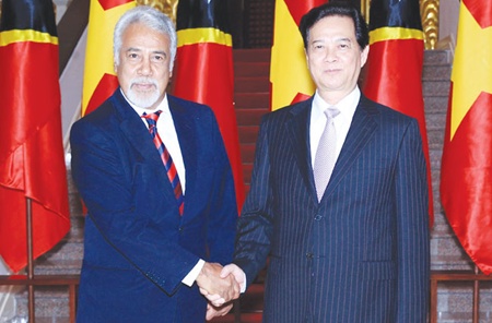 Prime Minister Nguyen Tan Dung receives the Democratic Republic of Timor Leste's Prime Minister Kay Rala Xanana Gusmao in Ha Noi.