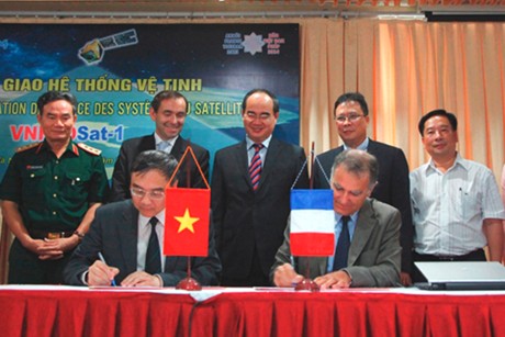 The ceremony to transfer the VNREDSat-1 to the Viet Nam Academy of Science and Technoogy (VAST), Ha Noi, September 4, 2013 