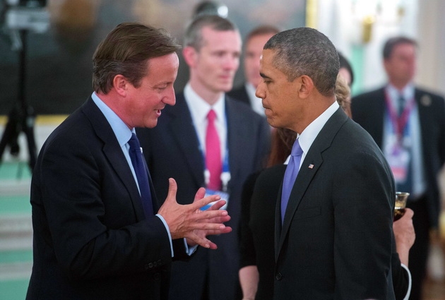 Tổng thống Hoa Kỳ Barack Obama (phải) và Thủ tướng Anh David Cameron (trái) bên lề hội nghị. (Ảnh: TTXVN)