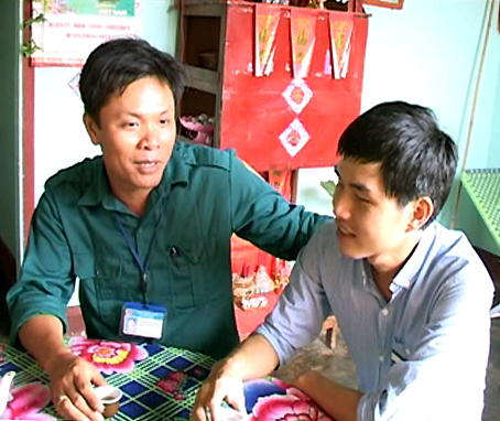 Thanh niên Trang Tứ Bình (phải) chuẩn bị lên đường nhập ngũ.