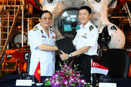 VN, Singapore navies co-operate