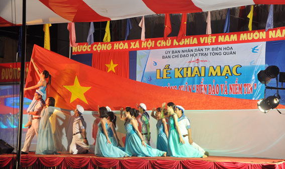 Diễn văn nghệ tại đêm hội trại ở Biên Hòa