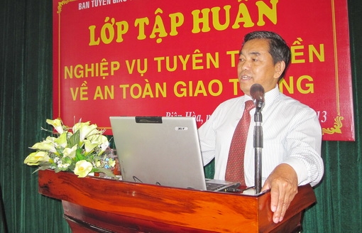 Đ/c Huỳnh Văn Tới,  Trưởng ban Tuyên giáo Tỉnh ủy báo cáo chuyên đề tại lớp tập huấn