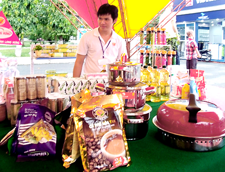 Gian hàng chung giới thiệu các sản phẩm xuất khẩu sang thị trường ASEAN tại Hội chợ hàng Việt Nam chất lượng cao Đồng Nai 2013.