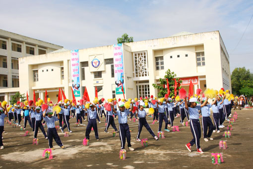 Biểu diễn đồng diễn của các học sinh tại lễ khai mạc ĐH TDTT huyện Nhơn Trạch