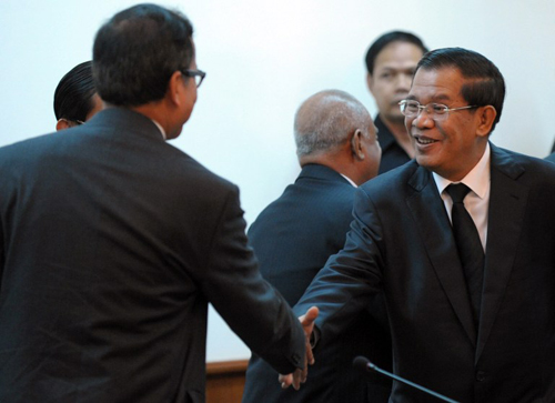 Thủ tướng Hun Sen của CPP bắt tay với thủ lĩnh CNRP Sam Rainsy tại cuộc họp hôm nay. Ảnh- AFP.
