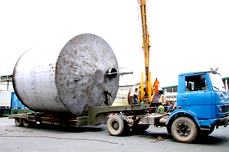 Xe cẩu di chuyển những bồn chứa chất lỏng khổng lồ, rất dễ xảy ra tai nạn lao động nhưng người lao động không mang đồ bảo hộ. (Ảnh chụp tại Công ty TNHH Taekwang Vina, Khu công nghiệp Biên Hòa 2).