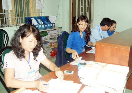 Cán bộ nữ phường Thống Nhất cần mẫn với công việc.