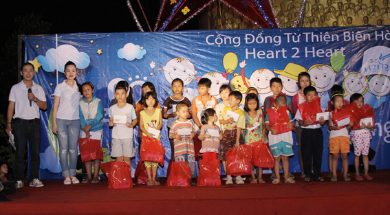 Nhóm H2H tặng quà Tết Trung thu cho các em có hoàn cảnh khó khăn ở huyện Vĩnh Cửu.