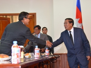 Thủ tướng Hun Sen bắt tay thủ lĩnh đối lập Sam Rainsy trước khi bắt đầu cuộc họp.