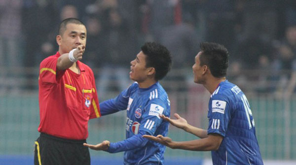 Trọng tài Nguyễn Trọng Thư đoạt danh hiệu Còi vàng 2013