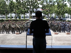 Tổng thống Philippines Benigno Aquino phát biểu trước quân đội.