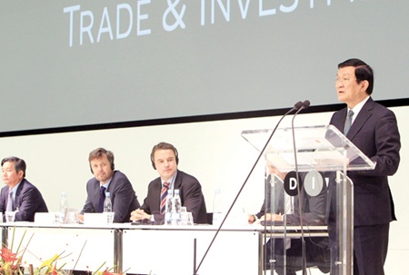 President Truong Tan Sang (right) gives a speech addressing the Viet Nam-Denmark Business Forum in Copenhagen in Denmark yesterday.