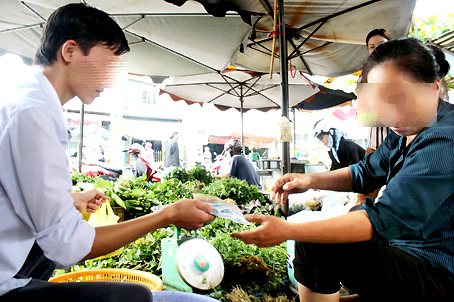 Tại các sạp rau nhỏ cũng chỉ sử dụng tiền giấy khi mua bán ( ảnh chụp trên đường Nguyễn Văn Tiên, KP.9, phường Tân Phong).