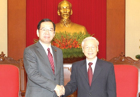 Party General Secretary Nguyen Phu Trong welcomes Chairman of the Japanese Communist Party Shii Kazuo yesterday in Ha Noi.