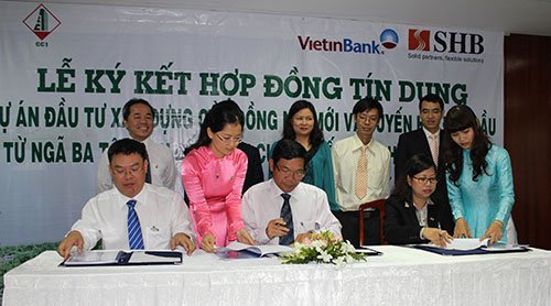Representatives of CC1, VietinBank and SHB sign the credit contracts last week